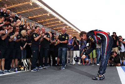 Себастьян Феттель пснимает кепку и кланяется перед своей командой Red Bull после победы в гонке на Гран-при Кореи 2011