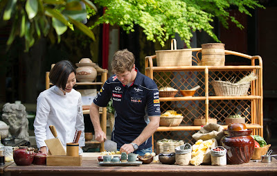 Себастьян Феттель готовит еду перед Гран-при Китая 2013
