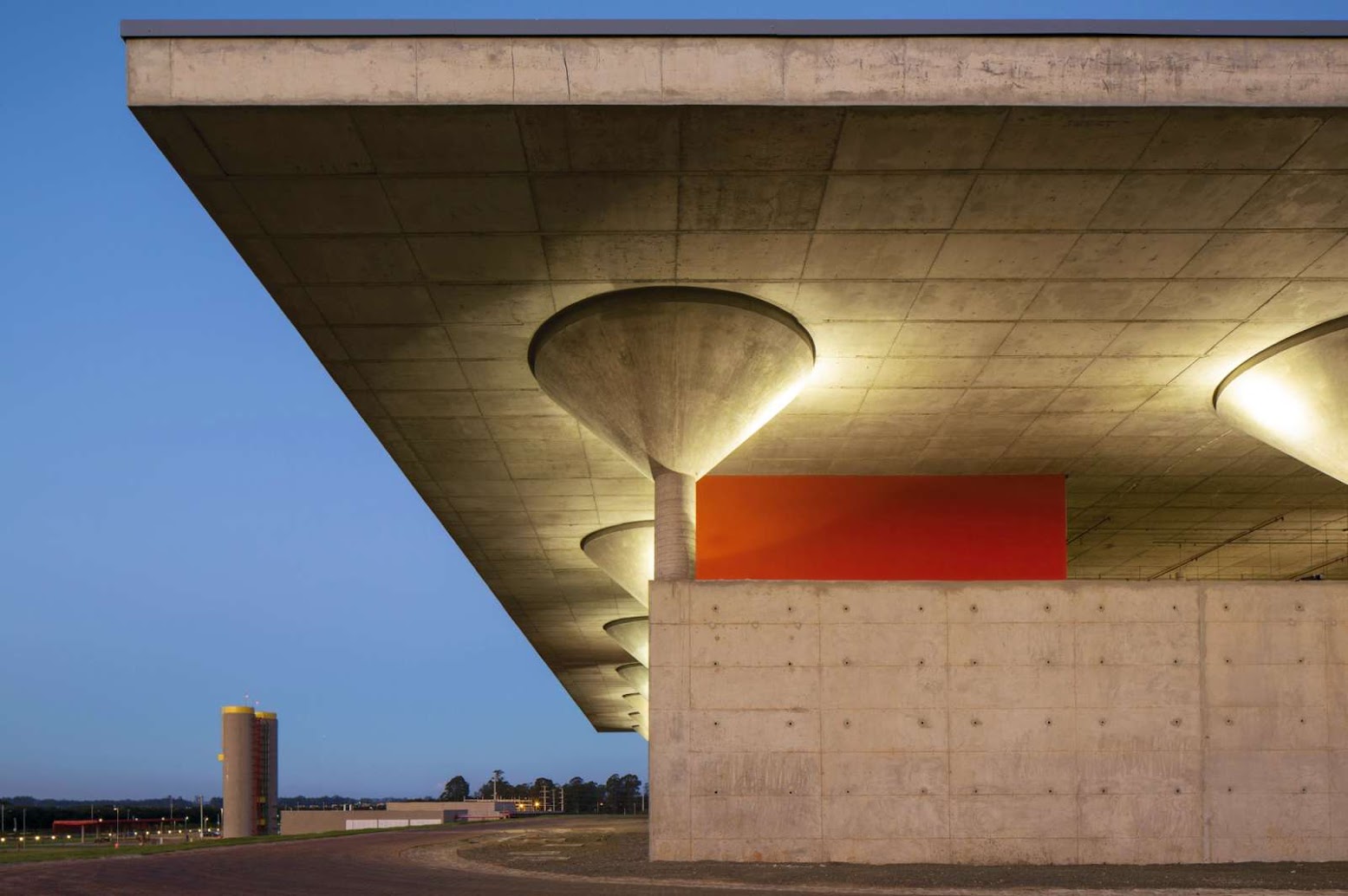 Campinas - San Paolo, Brasile: [SANTANDER DATA CENTER BY LOEB CAPOTE ARQUITETURA E URBANISMO]