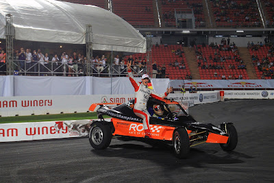 Михаэль Шумахер и Себастьян Феттель отмечают победу в кубке наций на Гонке чемпионов 2012