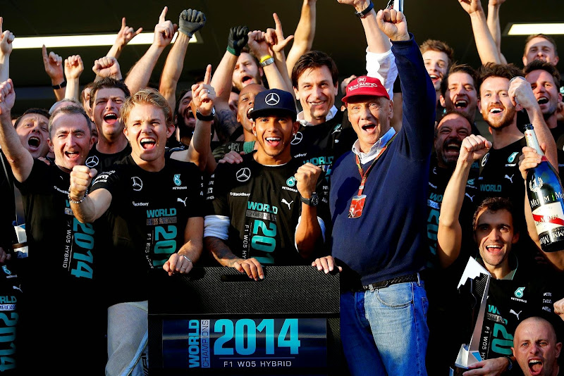 команда Mercedes празднует победу в кубке конструкторов на Гран-при России 2014