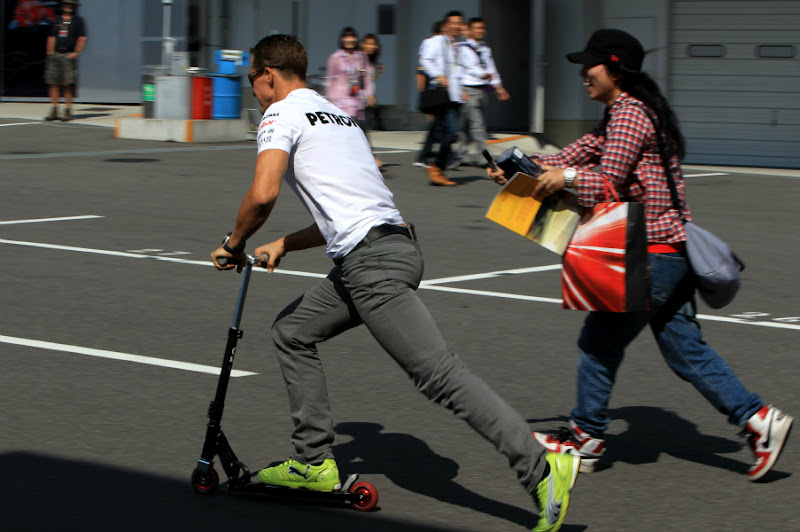 Михаэль Шумахер уезжает от болельщицы на самокате на Гран-при Японии 2012