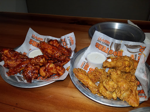 Restaurant «Hooters of Somerset», reviews and photos, 60 Cottontail Ln, Somerset, NJ 08873, USA