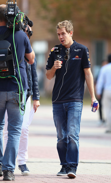 Себастьян Феттель дает интервью немецкому Sky на Гран-при Кореи 2011