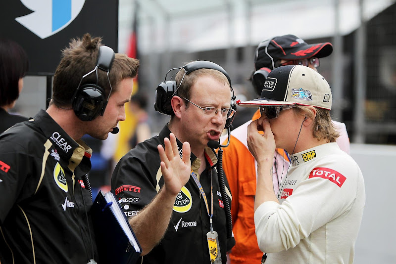 Марк Слейд и Кими Райкконен общаются перед гонкой на стартовой решетке Гран-при Китая 2012