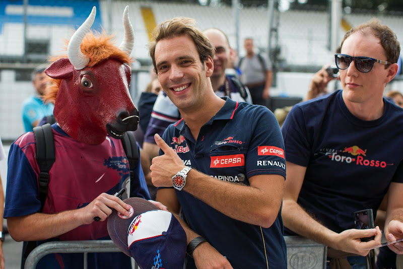 болельщик Toro Rosso с головой быка и Жан-Эрик Вернь на Гран-при Италии 2014