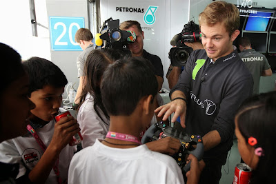 Нико Росберг развлекает детей на Гран-при Индии 2013