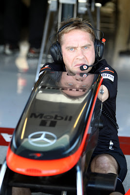 механик McLaren и переднее антикрыло на молодежных тестах в Абу-Даби 2011