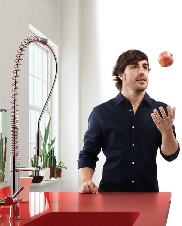 Фернандо Алонсо подбрасывает яблоко на кухне в рекламе Silestone