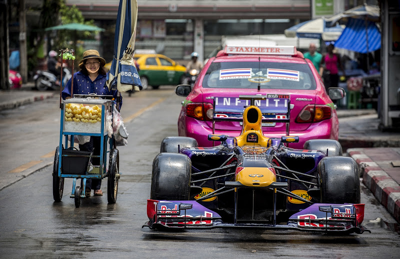 болид Red Bull на улицах Бангкока в Таиланде - апрель 2013