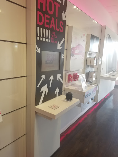Cell Phone Store «T-Mobile», reviews and photos, 62 Sunrise Hwy, Lindenhurst, NY 11757, USA