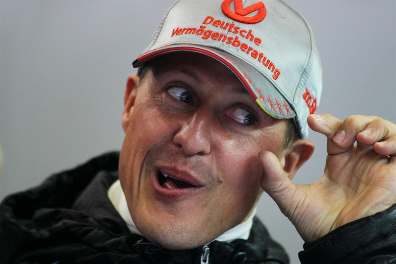 Михаэль Шумахер изображает что-то на Гран-при Бельгии 2012