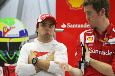 незнающий Фелипе Масса и Роб Смедли на Гран-при Сингапура 2011 в гараже Ferrari