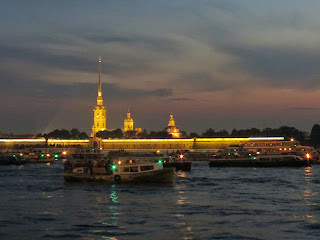 Le soir sur la Neva a St Petersbourg !