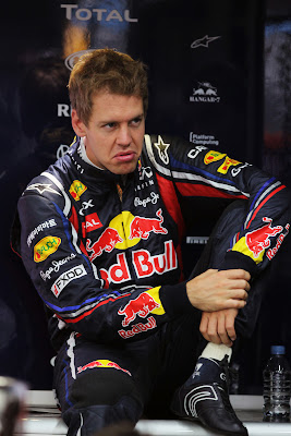 Себастьян Феттель с недовольным лицом в боксах Red Bull на Гран-при Японии 2011