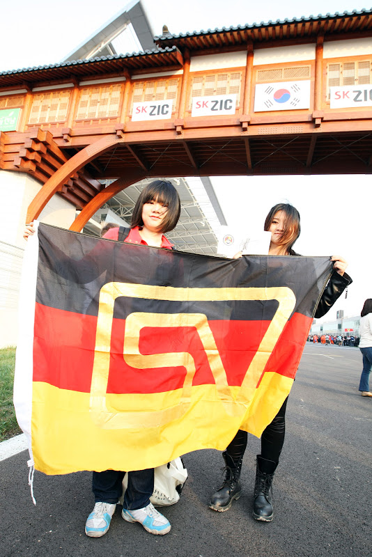 болельщицы Себастьяна Феттеля с немецким флагом на трассе Йонама на Гран-при Кореи 2011