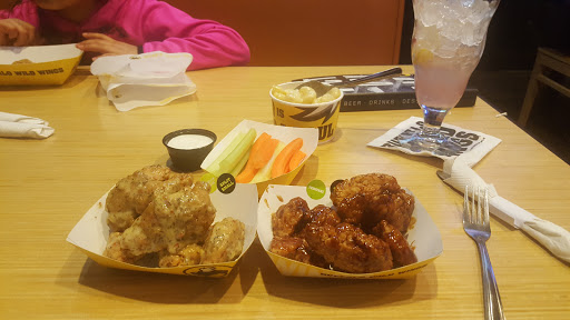 Chicken Wings Restaurant «Buffalo Wild Wings», reviews and photos, 913 Pearson Dr, Hudson, WI 54016, USA