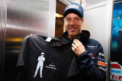Себастьян Феттель с футболкой Я побил Стига Top Gear на Нюрбургринге на Гран-при Германии 2011