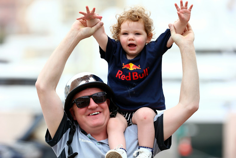 маленький болельщик в футболке Red Bull на Гран-при Монако 2014