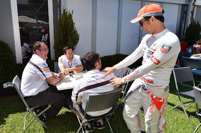 Серхио Перес здоровается с сотрудниками команды Sauber на Гран-при Австралии 2013