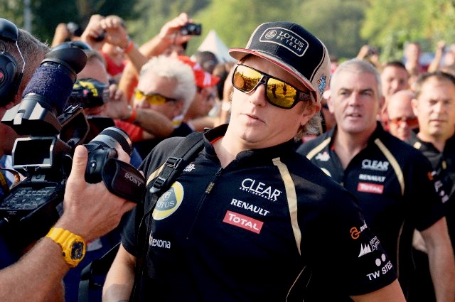 Кими Райкконен увертывается от камер на Гран-при Италии 2012