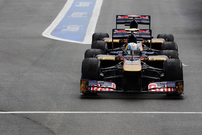 болиды Toro Rosso Себастьяна Буэми и Хайме Альгерсуари плотно друг к другу на пит-лейне Спа на Гран-при Бельгии 2011