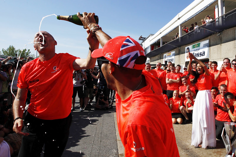 Льюис Хэмилтон дает попить шампанского Рону Деннису после победы на Гран-при Канады 2012