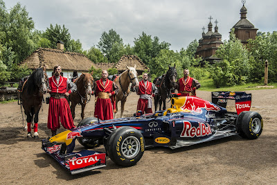 Red Bull RB7 at Mamayeva Sloboda и лошадки в Киеве 17 мая 2012