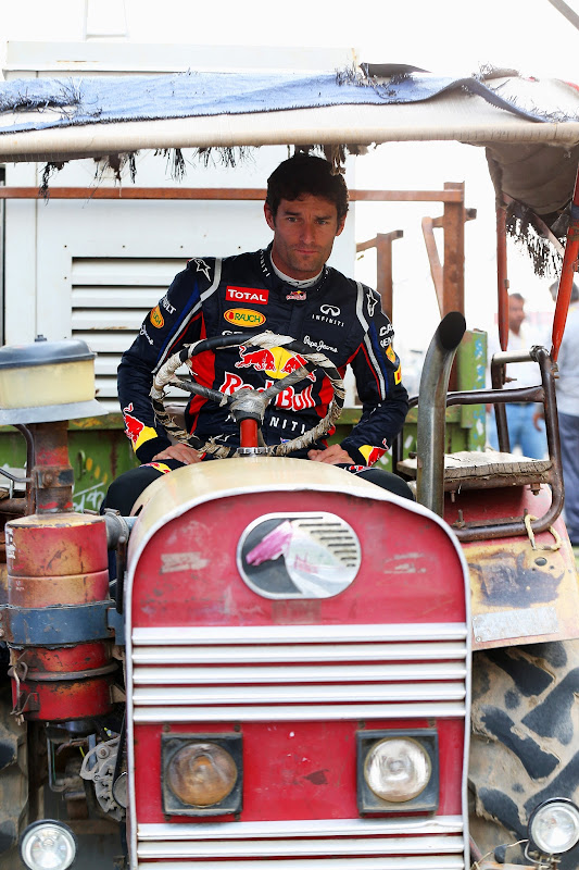 Марк Уэббер на тракторе на Гран-при Индии 2012