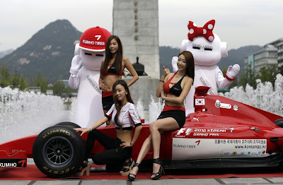 модели в Сеуле на промо мероприятии перед Гран-при Кореи 2012 - 27 сентября 2012