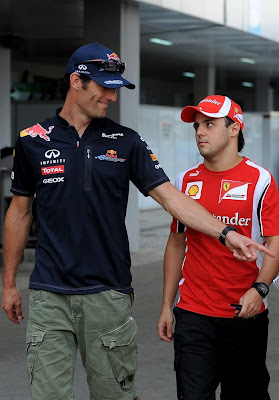 Марк Уэббер показывает Фелипе Массе на что-то пальцем на Гран-при Индии 2011