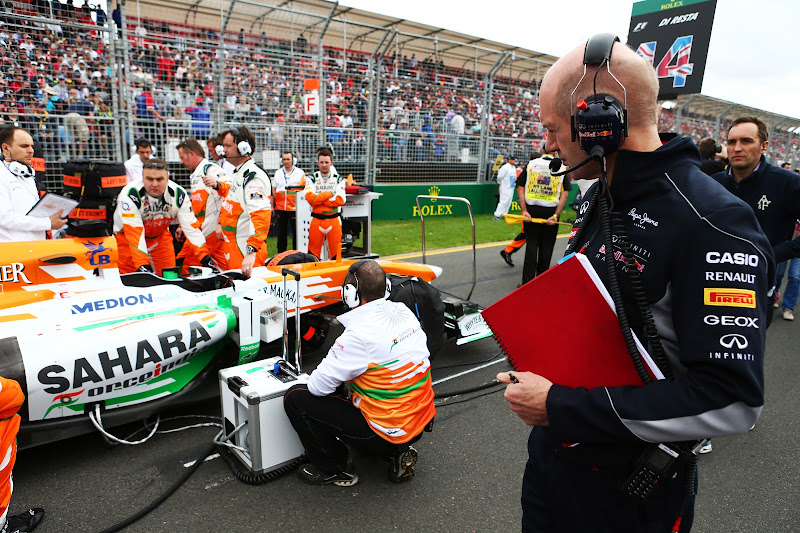 Эдриан Ньюи присматривается к болиду Force India на стартовой решетке Гран-при Австралии 2013