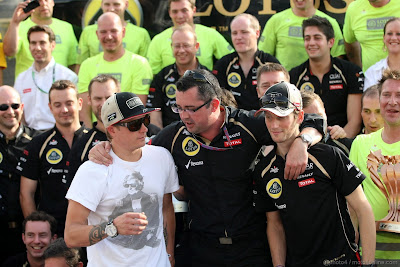 Эрик Буйе со своими пилотами - Кими Райкконен и Ромэн Грожан на Гран-при Венгрии 2012