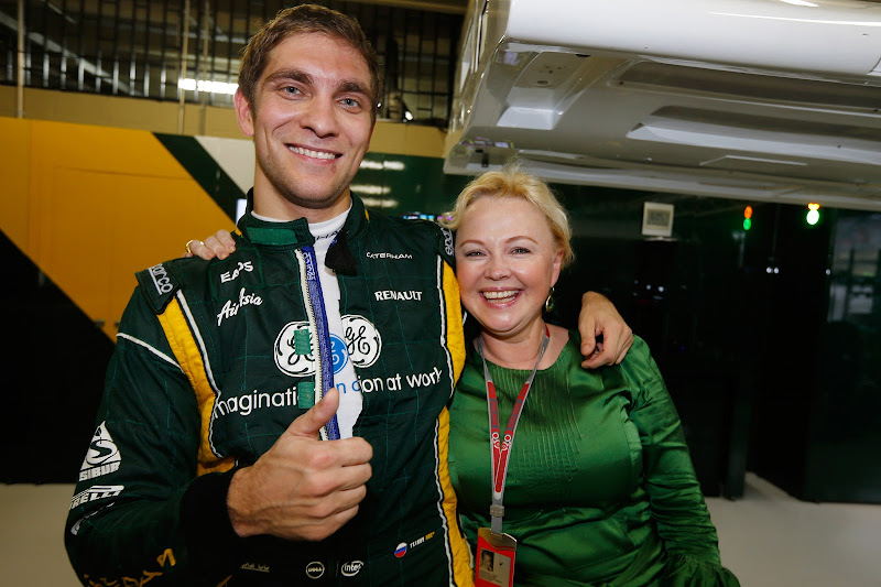 Виталий Петров и Оксана Косаченко празднуют удачное выступление с командой Caterham на Гран-при Бразилии 2012