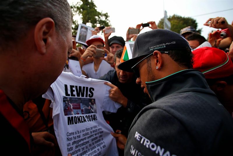 Льюис Хэмилтон рассматривает футболку от болельщика Монцы на Гран-при Италии 2014