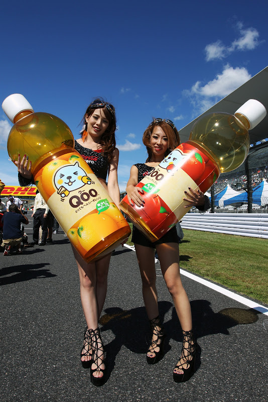девушки Qoo на стартовой решетке с огромными бутылками на Гран-при Японии 2011