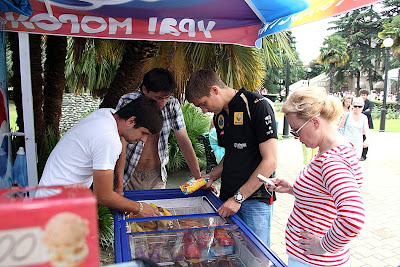 Виталий Петров покупает мороженное в Сочи 2011