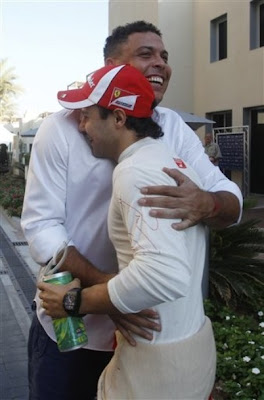 Роналдо и Фелипе Масса обнимаются на Гран-при Абу-Даби 2011