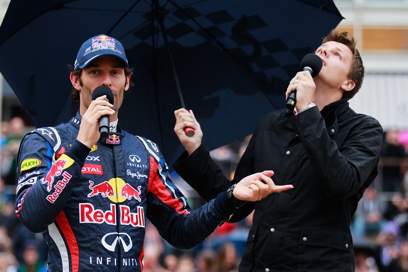 Марк Уэббер дает интервью Джейку Хамфри под зонтиком на мероприятии Red Bull Speed Jam в Кардифф Бэй 3 сентября 2011