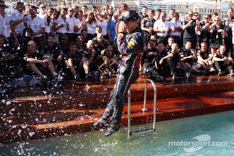 прыжок Себастьяна Феттеля в бассейн Red Bull после победы на Гран-при Монако 2011