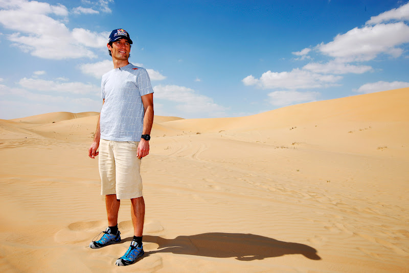Марк Уэббер в песчаной пустыне перед Гран-при Абу-Даби 2011
