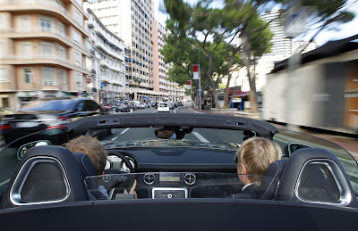 Нико Росберг и Мика Хаккинен едут по улицам Монако в Mercedes AMG