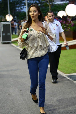 Джессика Мичибата приветствует кого-то на Гран-при Сингапура 2011