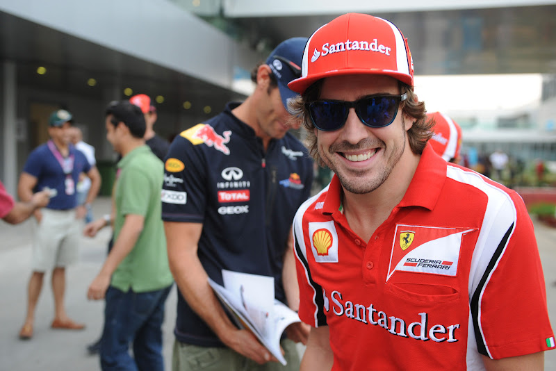 улыбающийся Фернандо Алонсо и Марк Уэббер позади на Гран-при Индии 2011