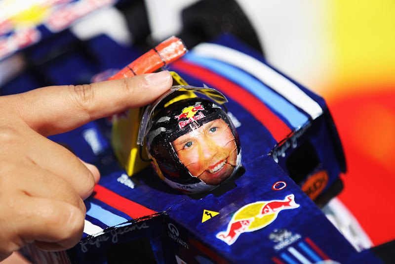 кепка-болид Red Bull Феттеля на Гран-при Японии 2011