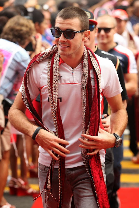 Жюль Бьянки в традиционном шарфе на параде пилотов Гран-при Индии 2013