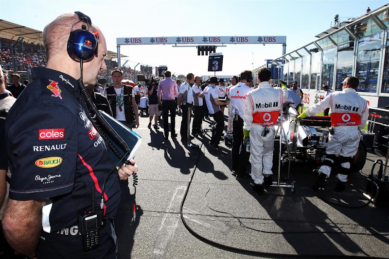 Эдриан Ньюи наблюдает за машиной McLaren на стартовой решетке Альберт-Парка на Гран-при Австралии 2012