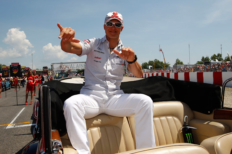 Михаэль Шумахер на параде пилотов Гран-при Испании 2011