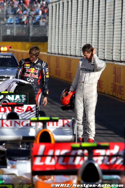 Михаэль Шумахер и Себастьян Феттель разглядывают болиды после квалификации на Гран-при Австралии 2012