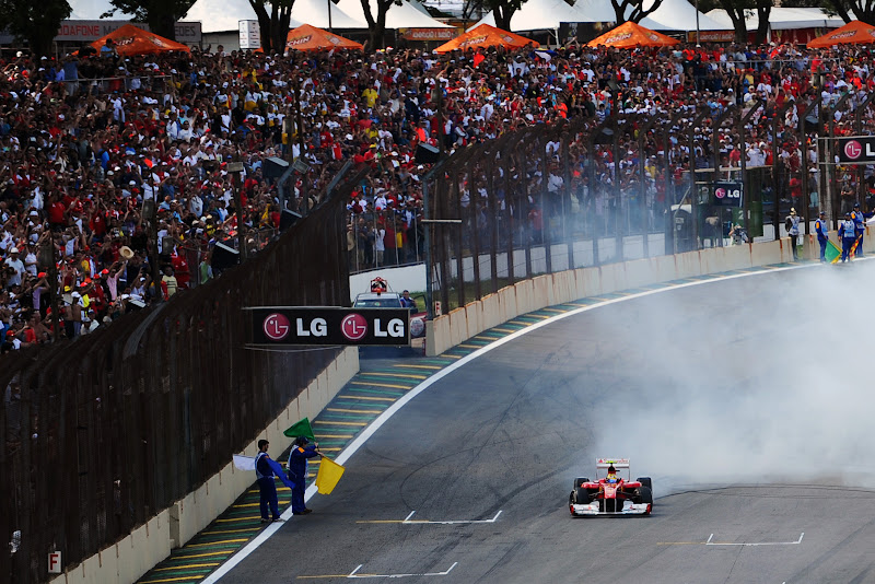 Фелипе Масса радует публику после финиша гонки на Гран-при Бразилии 2011